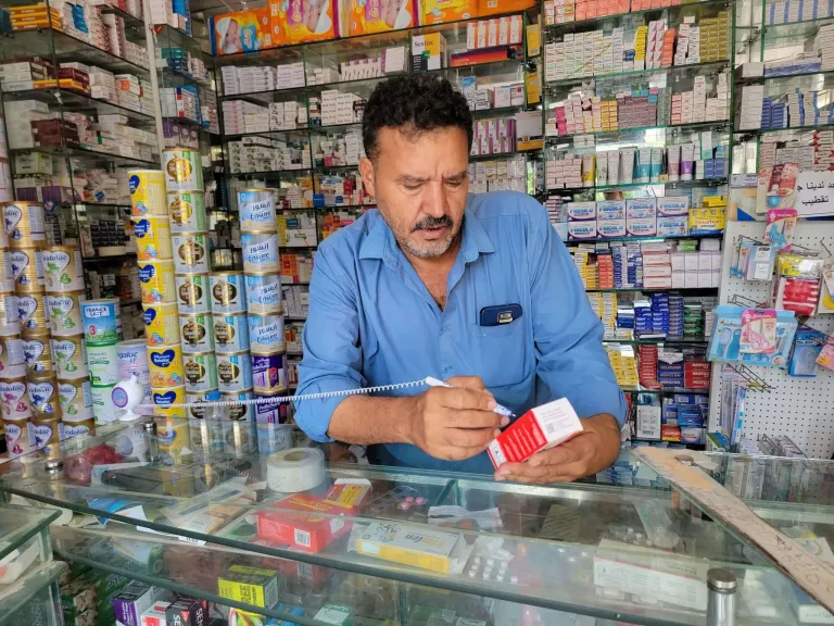 ”وصفة دوائية دون كشف طبي… ظاهرة تهدد صحة أهالي تعز”